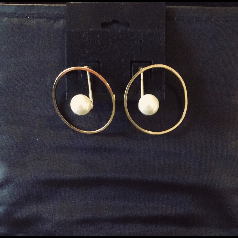 Round Gold Earrings with Center Pearl